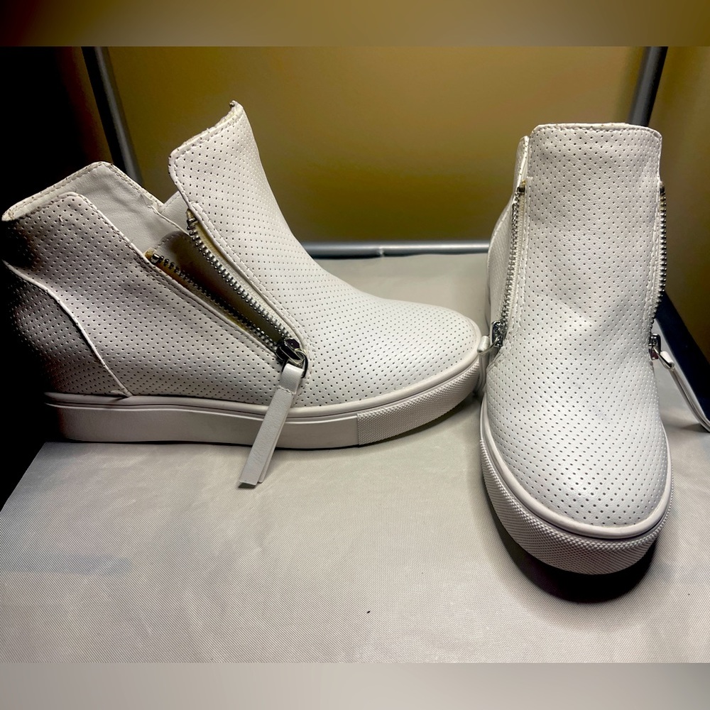 5.5 Steve Madden White Caliber Wedge leather Flocked Sneakers